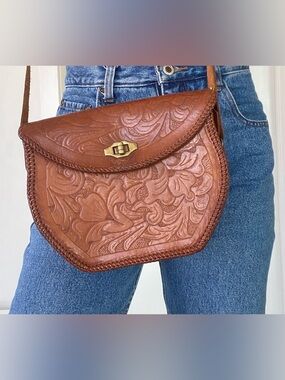 Vintage 60/70’s light brown tooled floral embossed leather crossbody purse